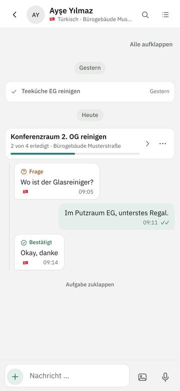 Chat der Leitung mit einer Mitarbeiterin: die Frage „Wo ist der Glasreiniger?“ und die Antwort „Im Putzraum EG, unterstes Regal“.