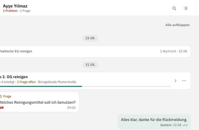 Am Rechner: der Chat der Leitung mit einem aufgeklappten Auftrag, einer Frage und der Antwort darauf.