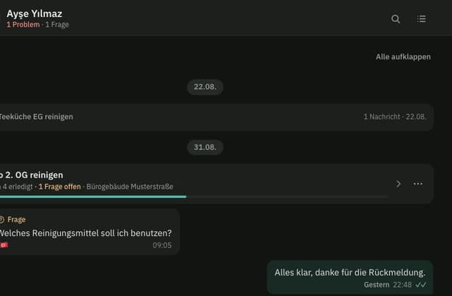 Am Rechner, dunkle Ansicht.