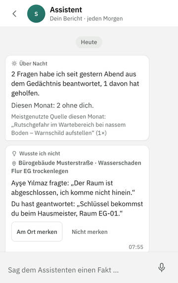Der Assistent-Chat: Bericht über Nacht, darunter eine gemerkte Antwort der Leitung mit dem Knopf „Am Ort merken“.